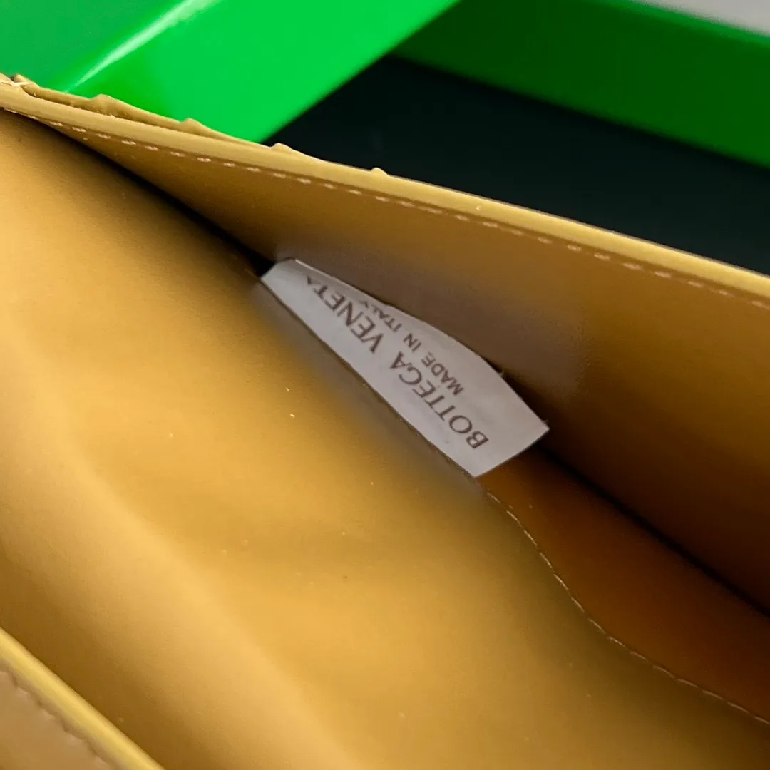 #Bv Men's Woven Half-fold Suit Clip 676593 Durable calfskin folding clamshell design. There are many small compartments inside, and the bag is light and thin. It can be stuffed into the breast pocket of a jacket and can also be easily put into a bag. Men who use wallets to check out are elegant and timeless✨Size: 18x10x2, P780